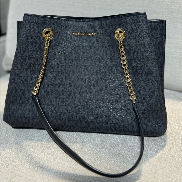 Michael Kors Black Shoulder Bag with Gold Chains - Picture 2 of 8